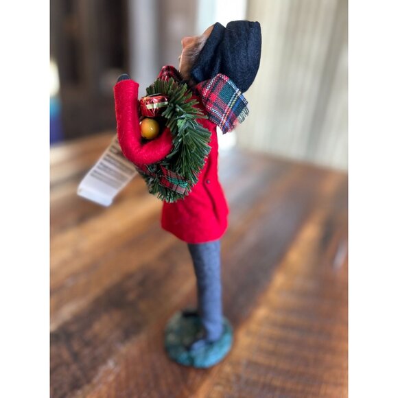Vintage Byers Choice Carolers Figurine Man In Red Coat & Plaid Scarf Holding Wre - Picture 2 of 9